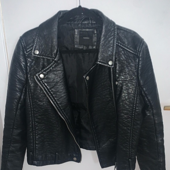 Forever 21 Jackets & Blazers - 🧥FOREVER 21 faux leather jacket